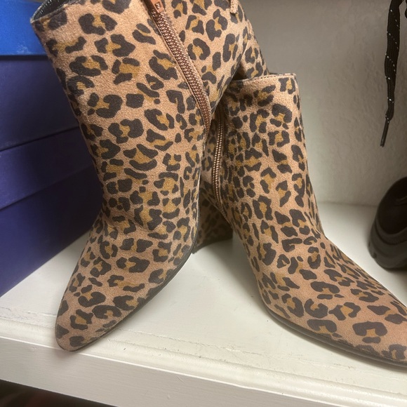 Stuart Weitzman, Lofty Bootie, Leopard Print, Brown Black 5. Pristine Condition! - Picture 4 of 16